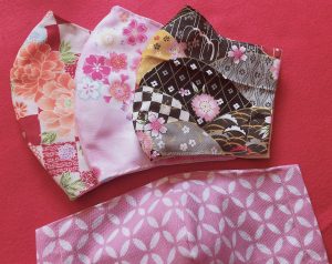 和柄のマスクをまた作りました。今度は女性用