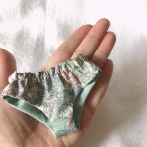 今日は二重仕立てのミニチュアフレアパンツ