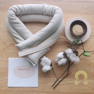 肩用のカイロは紐がついています。